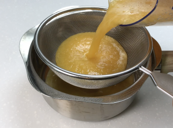 step2: 挖出的西瓜肉盡量挑掉西瓜籽，攪拌成西瓜汁，過濾