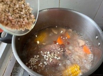 step5: 再加入洋薏米和生熟薏米，以中小火多煮半小時。