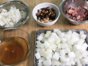 step1: 乾瑤柱清洗乾淨，放冷藏浸泡1晚，摘除硬塊，撕成絲。小冬菇清洗乾淨，浸泡至軟，瀝乾水分，切粒。留瑤柱水和冬菇水備用。豬胛心肉剪/切成肉粒，調味，醃15分鐘。冬瓜去皮，切粒