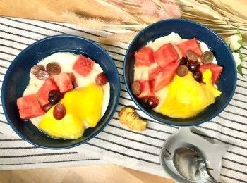 step7: 喜歡吃冷的話，只需把豆腐花取出、放涼，放進雪櫃冷藏，並按自己喜好加入水果塊、沙冰或其他配料，冷手工豆腐花也完成啦~