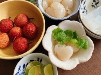 step1: 荔枝洗淨，去核，取果肉(留少許裝飾)；青檸檬切片，椰果肉放入杯內。