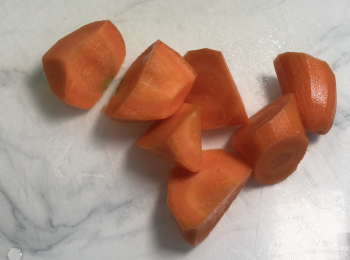 step3: 紅蘿蔔洗淨、削皮、去頭、切塊