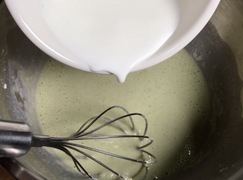 step1: 混合低筋麵粉、白糖、抹茶粉，加雞蛋攪拌，分幾次加牛奶，攪拌，過篩後加油，冷藏1小時