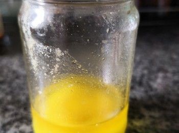 step4: *湯面會有一層好金黃的上等油脂是犀牛皮的油脂，千萬別拎掉可以撇出來用樽入起待煮其他東西用