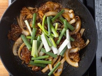 step4: 起鍋前再加入青蔥炒熟。