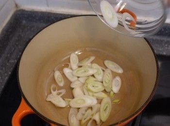 step6: 燒熱油加入蔥白 炒至少許焦糖色