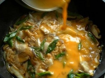step4: 打開鍋蓋，確認鯛魚熟後均勻倒入剩下的蛋液，蓋上鍋蓋悶煮30秒即可。最後將煮好的料蓋到白飯上就完成了唷。