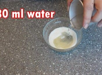 step3: 拌勻後加入30毫升飲用水 坐熱水至完全溶解