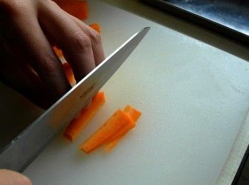 step2: 胡蘿蔔切片。大蒜切末。