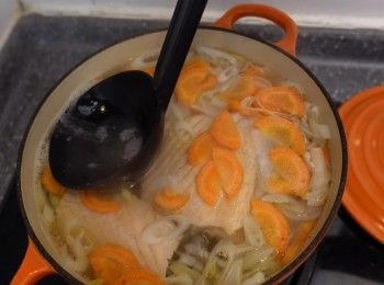step8: 煮的期間 湯面有白色泡沬要撇走 用中小火煲20-30分鐘