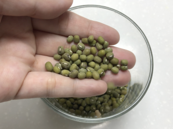 step1: 先挑走壞豆，把綠豆放進紙盒，用水洗豆2-3遍