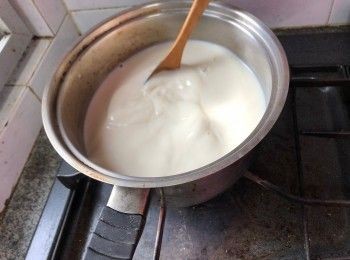 step3: 把餘下的豆漿加熱至85-90度（屆時鍋邊會有少許泡泡冒出）。
