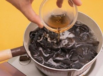 step2: 雲耳下滾水，加少許紹酒煮3分鐘，瀝乾備用