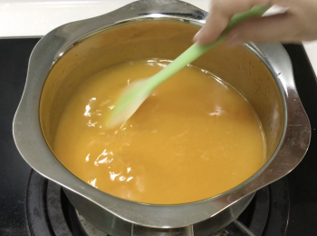 step4: 吉利丁溶液倒入另一半西瓜汁，小火煮至吉利丁粉完全溶化