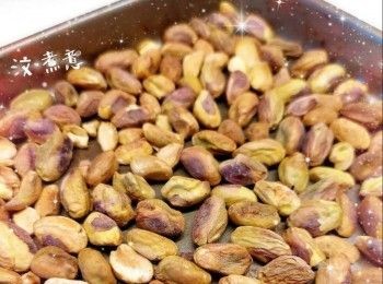 step1: 將開心果平均放在烤盤上，放中層，焗約8-10分鐘（150°；不需預熱），再焗5分鐘（120°）至金黃色，然後打開焗爐門2-3吋（可用2個隔熱手套），再用餘溫繼續焗至放涼