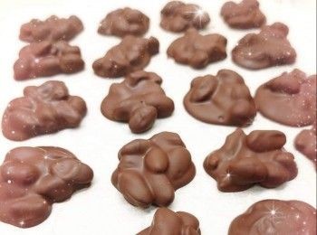 step6: 然後放進雪櫃冷藏約10-15分鐘（使朱古力醬稍微凝固而濃稠一點；否則朱古力醬會因過於流動而攤平；不可冷藏太久，否則朱古力醬會凝固而變硬） 2. 再分成一份份（可用小圓匙分份），放在盤子上（鋪上牛油紙），放進雪櫃冷藏至少30分鐘