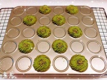 step7: 預熱5分鐘（150°），放中層，焗約30-35分鐘（時間視乎厚薄而定） 2. 最後用餘溫再焗3-5分鐘（餘溫可令曲奇更脆口；不需焗至太上色，否則會影響開心果的顏色，令鮮綠色變成黃綠色），放涼，即可