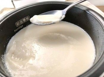 step5: 然後把豆漿趁熱撞入電飯鍋內，快速用湯匙取走表面的泡沫，蓋上蓋子靜置30分鐘。