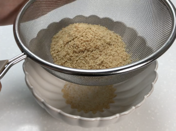 step1: 用攪拌機攪碎餅乾，過篩