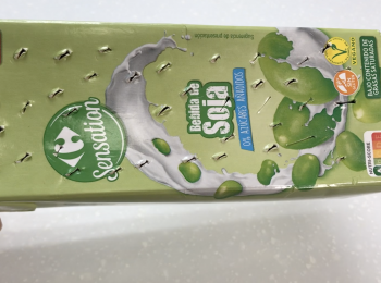 step3: 在底部兩個角剪洞，一面刺滿洞，防止積水，放黑暗的地方