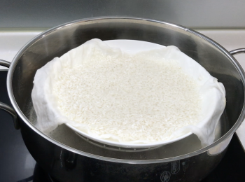 step1: 長糯米用水洗2遍，浸泡4小時以上，放煲湯袋/蒸布上，加1:1的水，水煮沸計起，大火蒸20分鐘