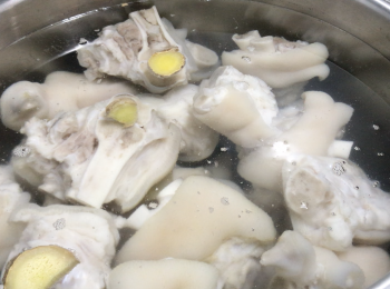 step2: 煮一煲水，加米酒、白醋、鹽、薑片，放入豬腳，大火煮沸後，轉中小火煮45分鐘