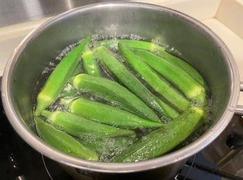 step1: 將秋底部較粗糙邊位削走，底部較硬位置切走，沖洗乾淨備用