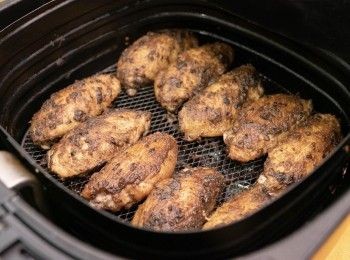 step4: <a href="https://bit.ly/3zHU5V3" target="_blank" data-keyword="雞翼" class="guide-link"><strong>雞翼</strong></a> <span style="display:inline-block;vertical-align:middle;margin-top:-3px;color:initial;border-radius:3px;padding:2px 3px;font-size:12px;line-height:14px;background:#87d300;color:#fff;">即買</span> 放入氣炸鍋的炸籃內，以150度氣炸15分鐘即成