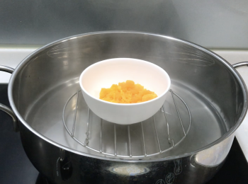 step2: 鹹蛋黃碎放入剛蒸完糯米的鍋子，不用開火，利用餘溫加熱鹹蛋黃