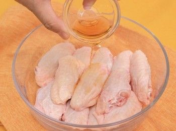 step2: <a href="https://bit.ly/3zHU5V3" target="_blank" data-keyword="雞翼" class="guide-link"><strong>雞翼</strong></a> <span style="display:inline-block;vertical-align:middle;margin-top:-3px;color:initial;border-radius:3px;padding:2px 3px;font-size:12px;line-height:14px;background:#87d300;color:#fff;">即買</span> 洗淨抺乾，下紹酒除去雪味