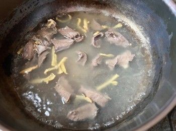 step5: 再加入一碗煮麵水煮出麻油豬心湯。
