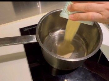 step2: 將飲用水和魚膠粉倒進煲內，拌勻。