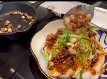 step7: 建議即日食用，避免影響涼粉的口感。
詳細的製作步驟和小提示，請瀏覽本人的YouTube Channel：廚娘的365日