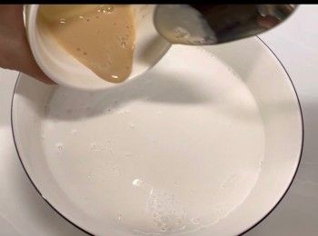 step4: 由於加了滾糖水的粘米糊變得很熱，需要放涼至大約30度左右，才加入「酵母溶液」。（否則酵母會被殺死）

「酵母溶液」：酵母一茶匙與溫水三茶匙拌勻，放置10分鐘。