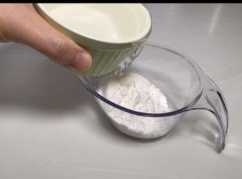 step1: 先將180克的清水與40克的白涼粉拌勻，備用。