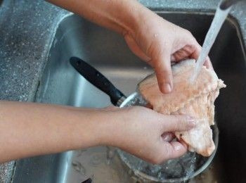 step5: 把三文魚骨徹底沖洗乾淨 筋膜位去除