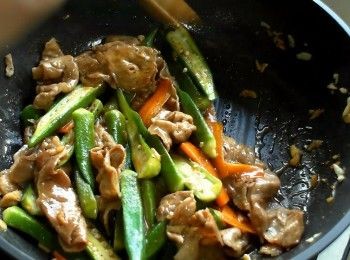 step4: 放入所有調味料、30-50cc水以及秋葵拌炒均勻。