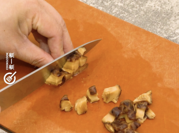 step3: 冬菇浸軟切粒