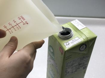 step2: 加足夠蓋過豆的水量，浸泡綠豆4小時後，倒掉水