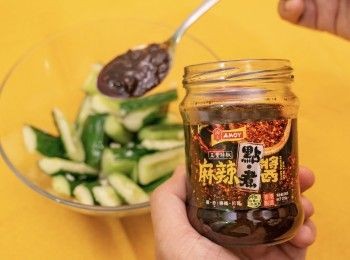 step3: 青瓜及蒜蓉拌勻，再淋上淘大麻辣點．煮醬