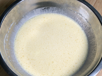 step1: 把班戟皮的材料混合，過篩，冷藏1小時