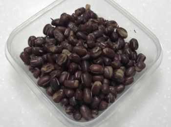 step2: 撈起部分煮軟的原顆紅豆，再大火煮到第一條壓力線，關火解壓