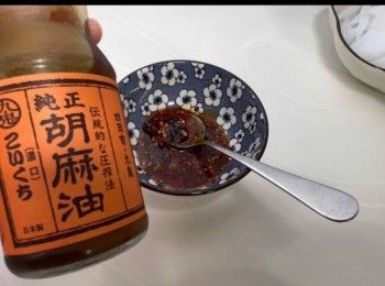 step6: 調製涼拌醬汁，將蠔油、麻油、麻辣紅油、陳醋攪拌均勻。
大家可以參考我的份量，你可以隨意增減涼拌醬汁的份量。