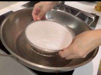 step8: 水滾後，以中火隔水蒸25至30分鐘。