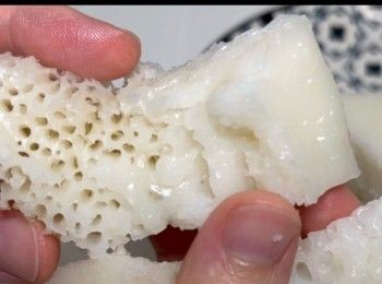 step9: 蒸熟後，必須放涼白糖糕，才離模。
打橫撕開，是治癒的蜂巢狀！