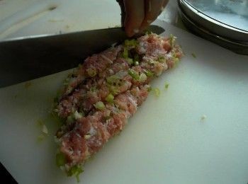 step1: 豬絞肉與蔥花以及蒜末拌勻。