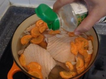step7: 加入1200毫升水及其餘材料
並加入兩湯匙料理酒