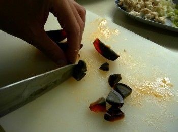 step1: 蔥切蔥花。蒜切末。乾香菇泡軟後切小丁。皮蛋切小丁。