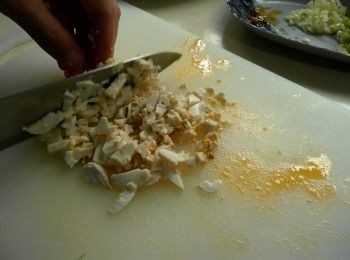 step2: 鹹蛋蛋白切小丁。蛋黃切小塊。