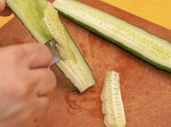 step2: 青瓜洗淨橫切半，挖去籽及切塊，用刀背輕力拍散